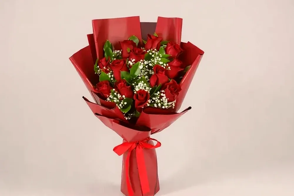 Buquê Clássico com 12 Rosas Vermelhas Colombianas