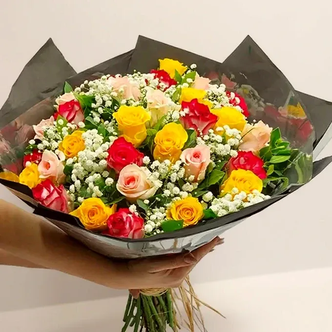 Buquê Real com 24 Rosas Colombianas Multicoloridas